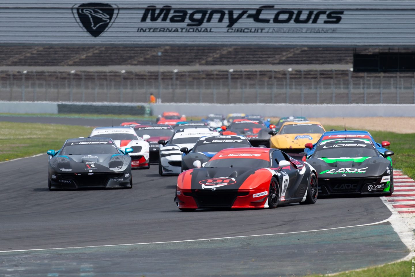 victoire pour zosh compétition en ligier js cup js2r magny cours